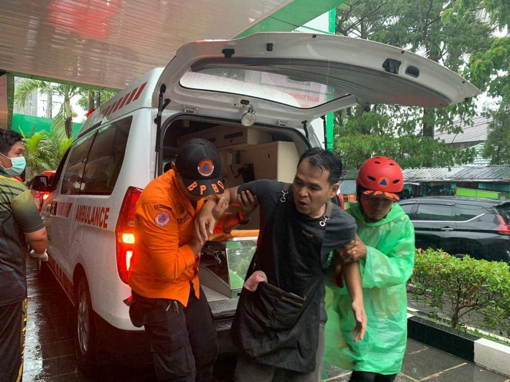 Korban tertimpa pohon tumbang dievakuasi ke rumah sakit. (Dok. IDN Times/BPBD Makassar)
