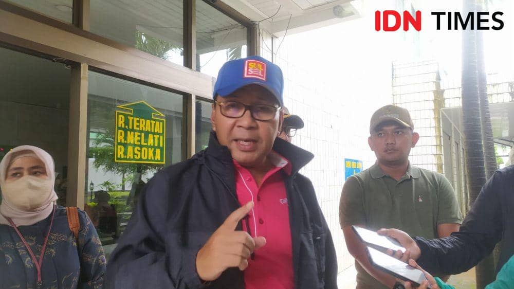 Wali Kota Makassar, Danny Pomanto menjenguk korban pohon tumbang di Kota Makassar, Sulawesi Selatan, Jumat (23/12/2022). IDN Times/Ashrawi Muin