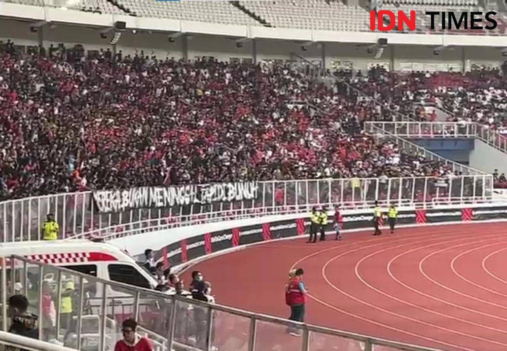Spanduk tragedi Kanjuruhan di laga Indonesia vs Kamboja. (IDN Times/Sandy Firdaus)