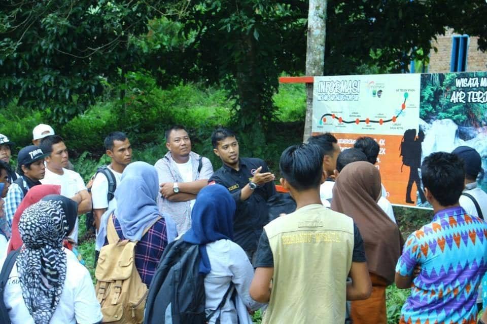 Pokdarwis sedang memberikan pengarahan pada wisatawan yang berwisata ke Air Terjun Nyarai. (instagram.com/ritnokurniawan)