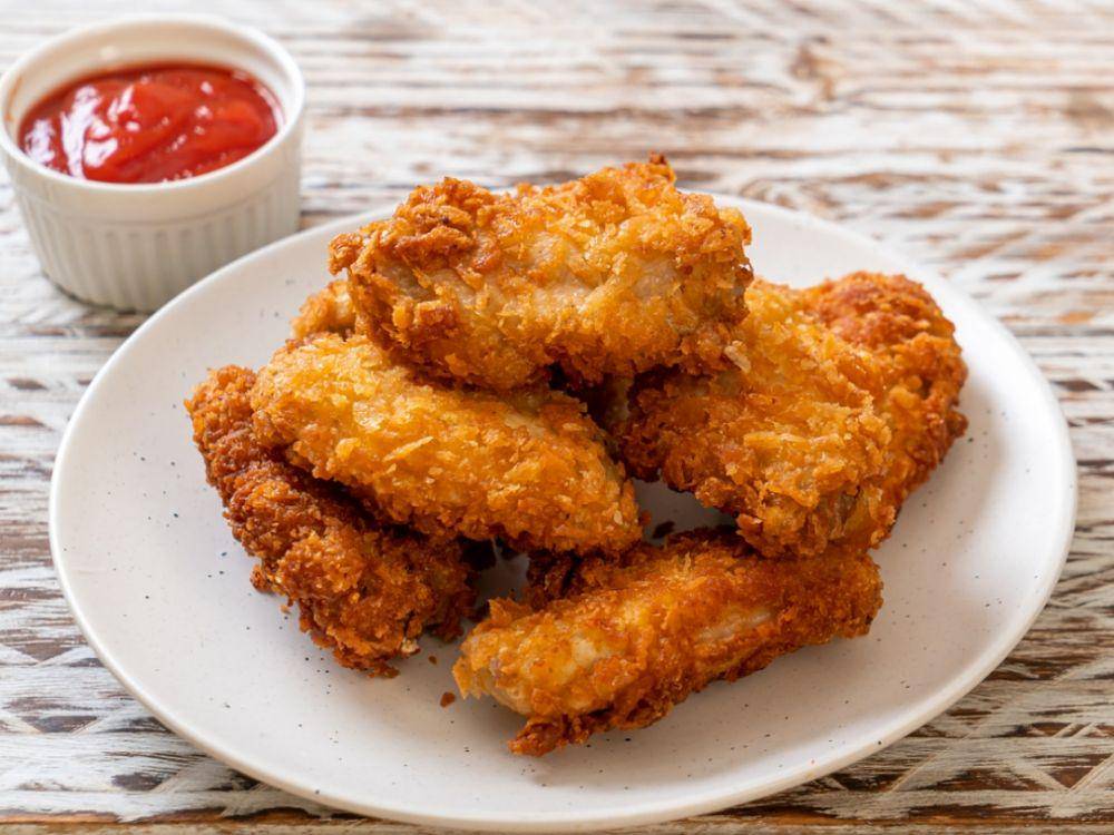 ilustrasi ayam goreng juicy (vecteezy.com/Natthapon Ngamnithiporn)