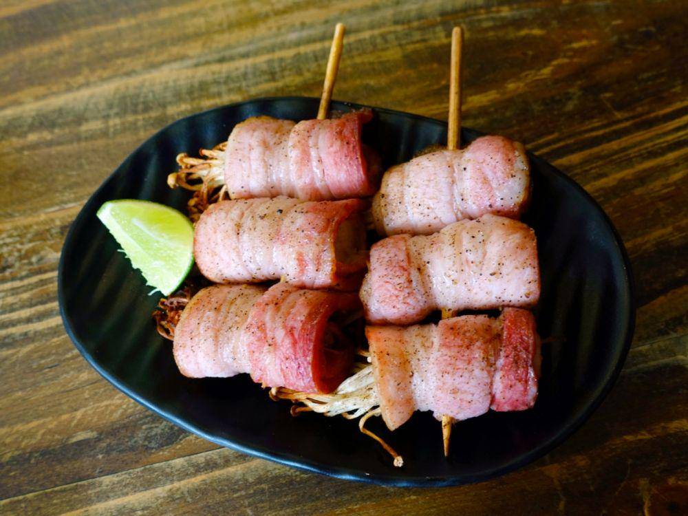 ilustrasi beef enoki roll (vecteezy.com/YaiSirichai)