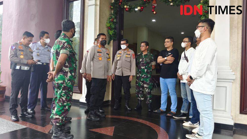 Kapolres Metro Depok, Kombes Imran Edwin Siregar bersama Forkopimda Kota Depok melakukan pengecekan salah satu gereja di Kota Depok. (IDNTimes/Dicky)