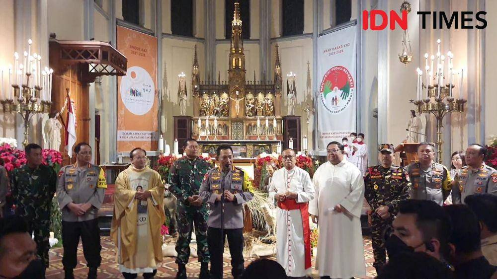 Kapolri Jenderal Pol. Listyo Sigit Prabowo bersama Panglima TNI Laksamana Yudo Margono mengecek pelaksanaan ibadah Misa Malam Natal di Gereja Katedral Jakarta (IDN Times/Irfan Fathurohman)