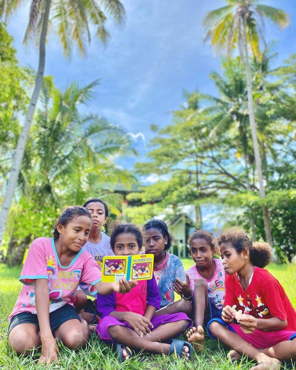 anak-anak perempuan di Pulau Mansinam (instagram.com/papuafutureproject)
