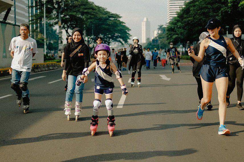 momen Gempi dan Kanaka main sepatu roda (instagram.com/gisel_la)