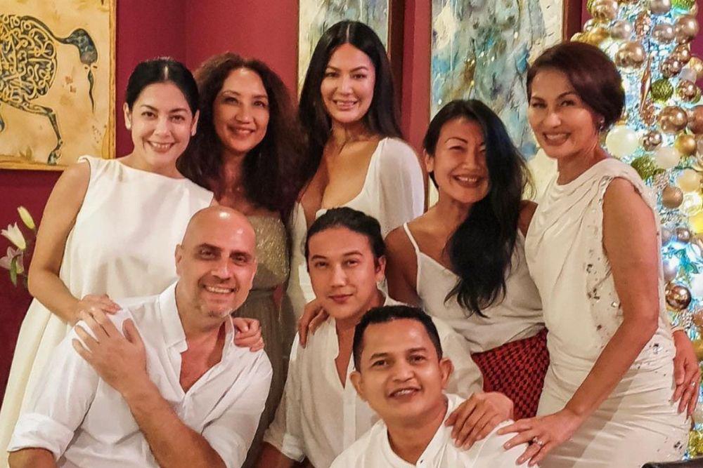 9 Potret Lulu Tobing Rayakan Natal Bersama Sahabat, Penuh Toleransi!
