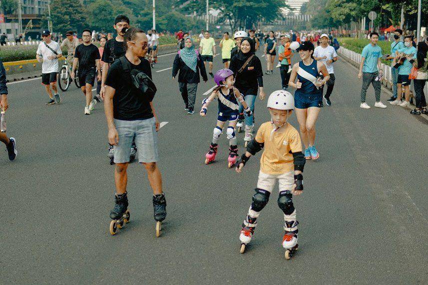 momen Gempi dan Kanaka main sepatu roda (instagram.com/gisel_la)