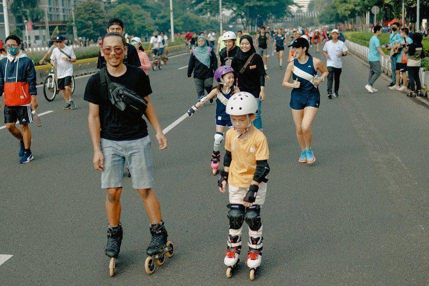 momen Gempi dan Kanaka main sepatu roda (instagram.com/gisel_la)