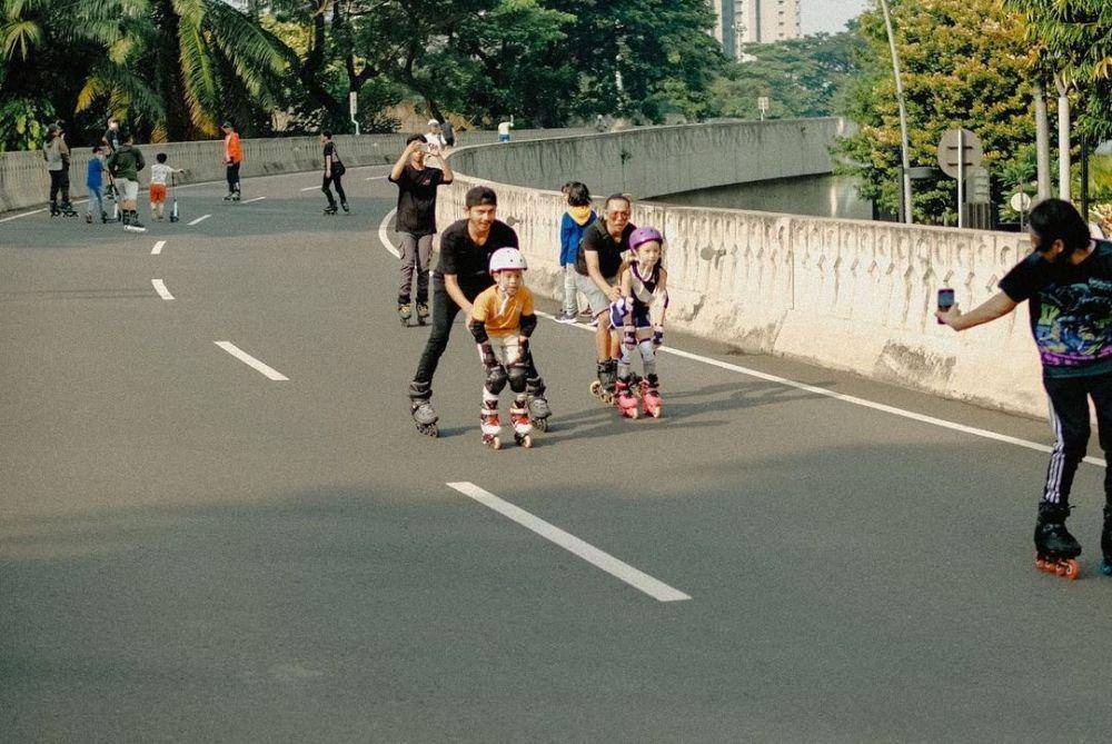 momen Gempi dan Kanaka main sepatu roda (instagram.com/gisel_la)