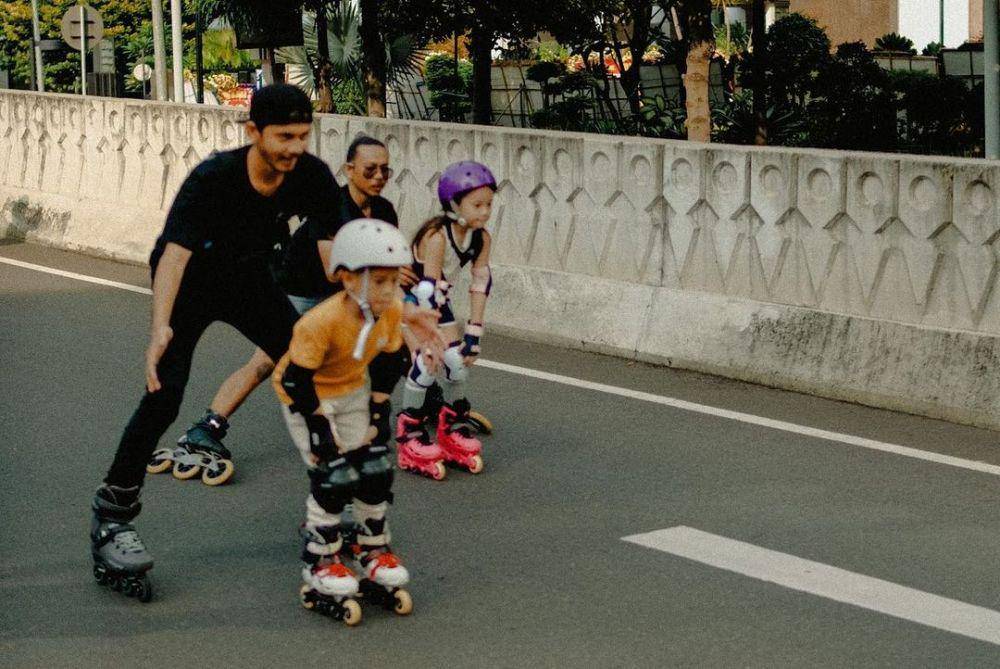 momen Gempi dan Kanaka main sepatu roda (instagram.com/gisel_la)