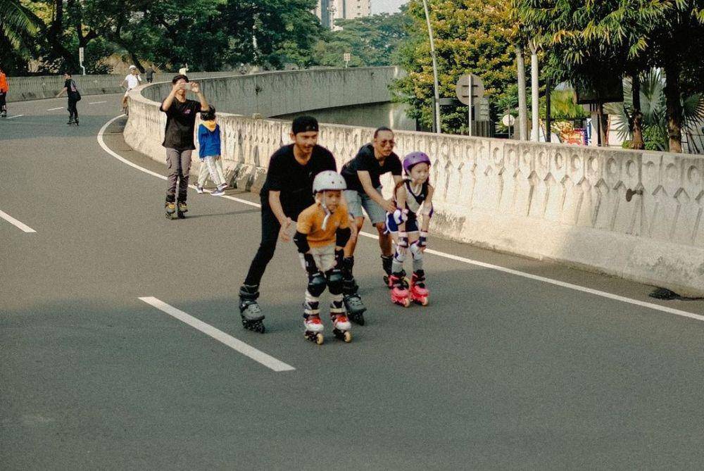 momen Gempi dan Kanaka main sepatu roda (instagram.com/gisel_la)