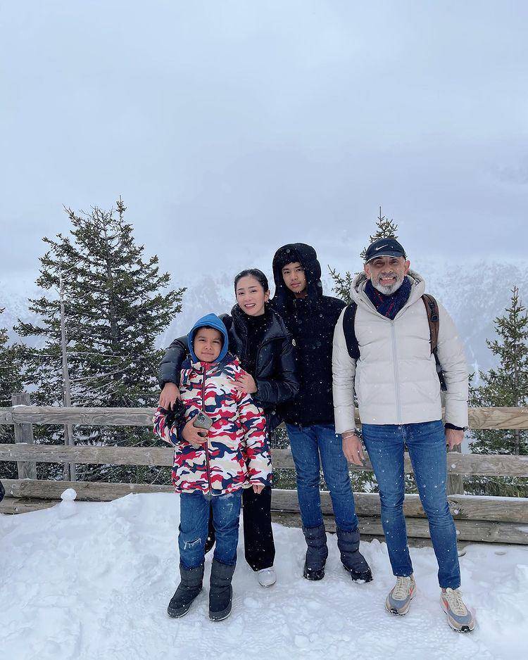 Bunga Zainal dan keluarga di Swiss (instagram.com/bungazainal05)