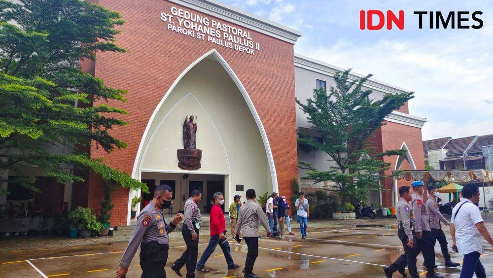 Sejumlah anggota Polres Metro Depok bersiaga di salah satu gereja di Kota Depok. (IDNTimes/Dicky)