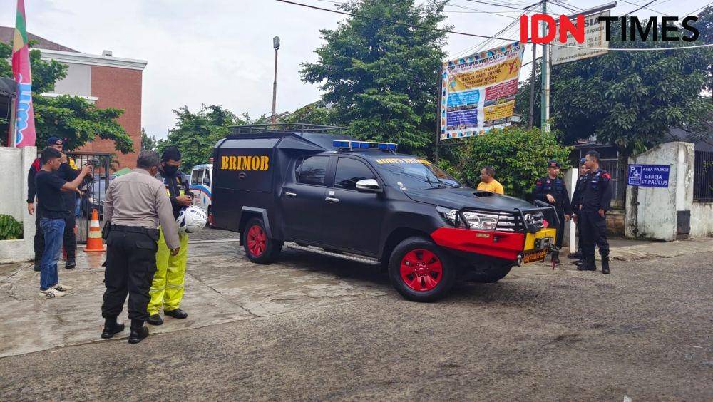 Kendaraan Tim Gegana Jibom Brimob melakukan pengecekan di salah satu gereja di Kota Depok. (IDNTimes/Dicky)