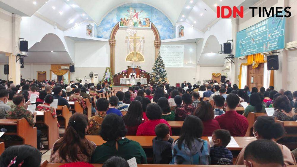 Umat Nasrani melakasanakan ibadah di sebuah gereja di Kota Depok. (IDNTimes/Dicky)