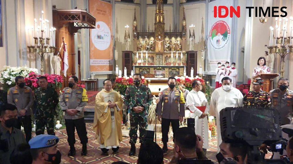 Kapolri Jenderal Pol. Listyo Sigit Prabowo bersama Panglima TNI Laksamana Yudo Margono mengecek pelaksanaan ibadah Misa Malam Natal di Gereja Katedral Jakarta (IDN Times/Irfan Fathurohman)