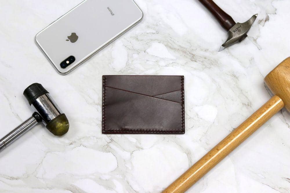 Ilustrasi card holder. (unsplash.com/Clayton Robbins)