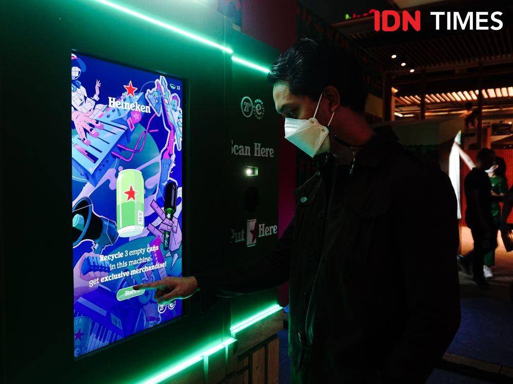 Pengunjung sedang mengakses Vending Machine di event Heineken Christmas Experience yang digelar di Ashta District 8, Jakarta, Rabu (21/12). (IDN Times/Ridho Fauzan)
