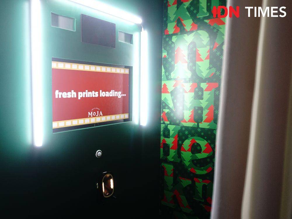 MOJA Photo Booth di event Heineken Christmas Experience yang digelar di Ashta District 8, Jakarta, Rabu (21/12). (IDN Times/Ridho Fauzan)