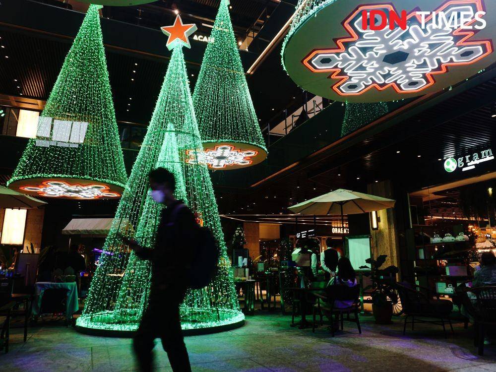 Instalasi Floating Christmas Tree di event Heineken Christmas Experience yang digelar di Ashta District 8, Jakarta, Rabu (21/12). (IDN Times/Ridho Fauzan)