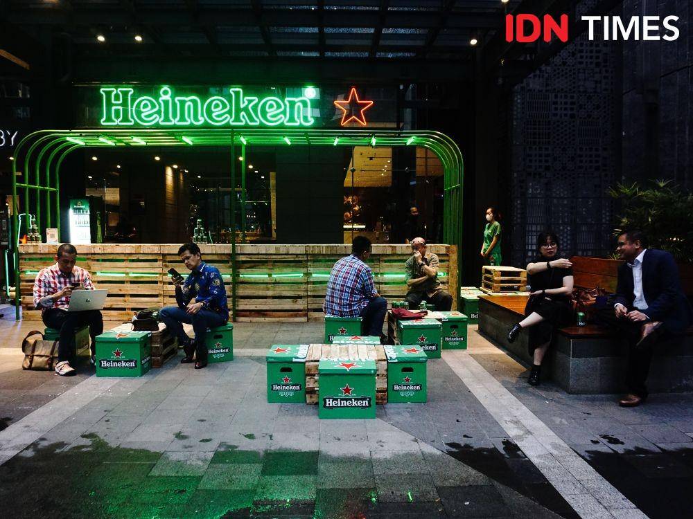 Heineken Bar di event Heineken Christmas Experience yang digelar di Ashta District 8, Jakarta, Rabu (21/12). (IDN Times/Ridho Fauzan)