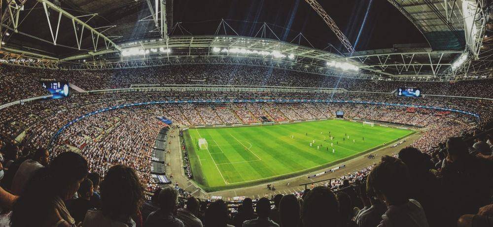 ilustrasi stadion pertandingan sepak bola (unsplash.com/Mitch Rosen)