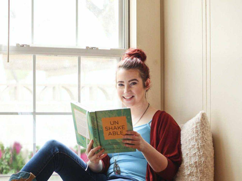 ilustrasi membaca buku (pexels.com/Lindsey Adams)