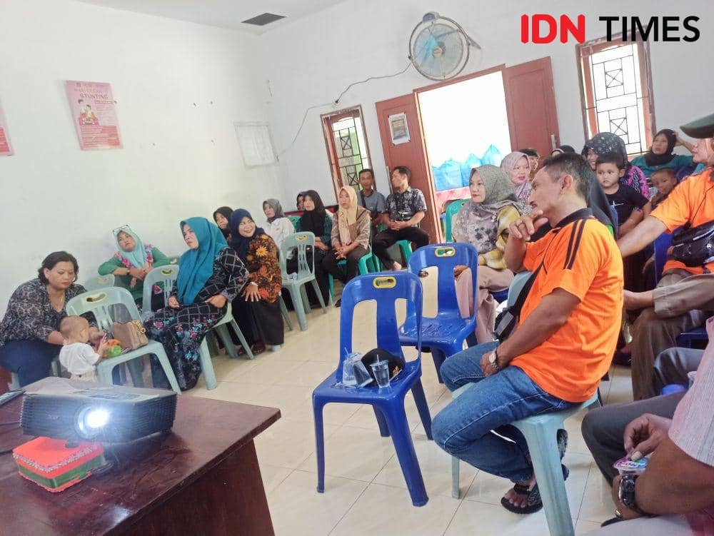 Upaya memutus mata rantai stunting, tiga dosen Universitas Pembangunan Panca Budi mengedukasi para ibu dan remaja di Desa Simpang Tiga Sawit Seberang, Kabupaten Langkat.