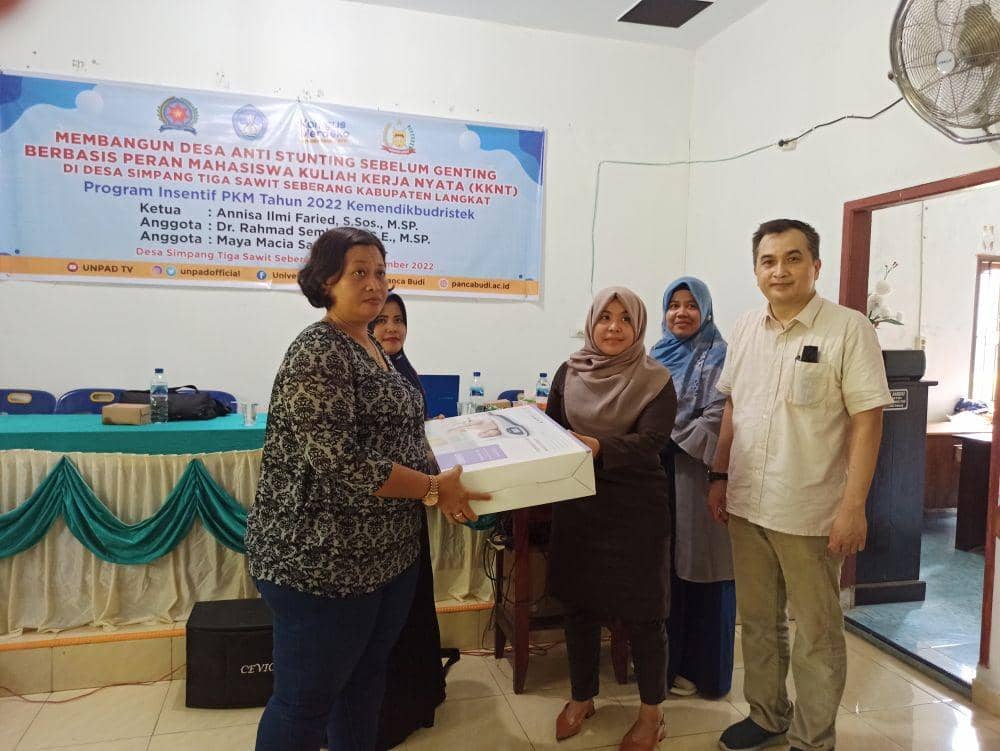 Upaya memutus mata rantai stunting, tiga dosen Universitas Pembangunan Panca Budi mengedukasi para ibu dan remaja di Desa Simpang Tiga Sawit Seberang, Kabupaten Langkat