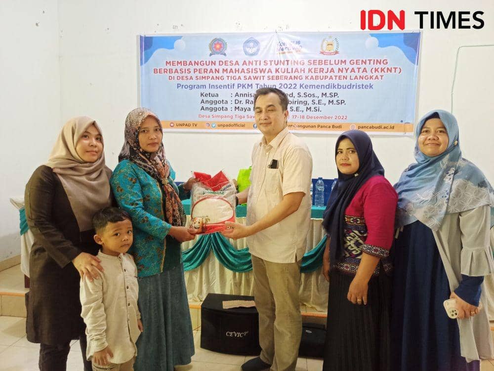 Upaya memutus mata rantai stunting, tiga dosen Universitas Pembangunan Panca Budi mengedukasi para ibu dan remaja di Desa Simpang Tiga Sawit Seberang, Kabupaten Langkat.