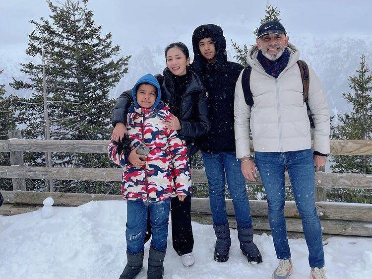 Bunga Zainal dan keluarga di Swiss (instagram.com/bungazainal05)