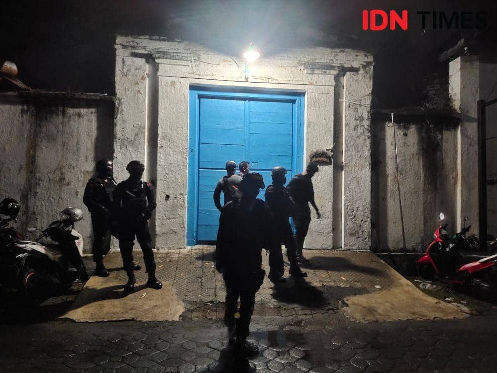 Sejumlah anggota Brimob berjaga di pintu Sasana Putra Keraton Solo. (IDN Times/Larasati Rey)