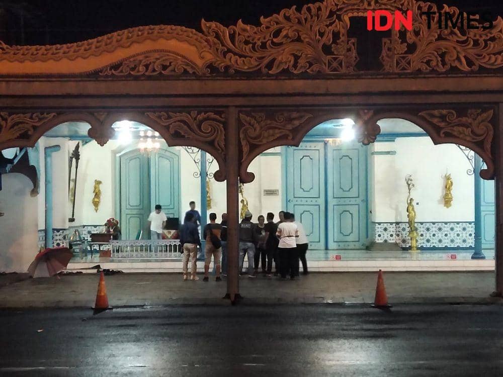 Sejumlah oknum memasuki Keraton Solo pada Jumat (23/12/2022) malam. (IDN Times/Larasati Rey)