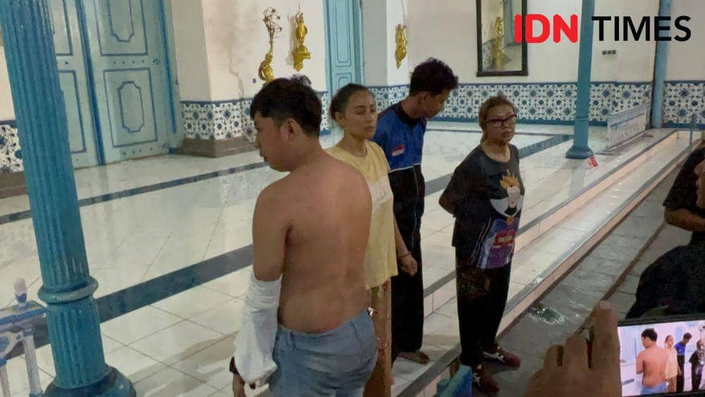 Sejumlah abdi dalam mengalami luka-luka pasca kejadian di Keraton Solo. (IDN Times/Larasati Rey)