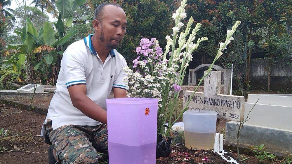 Vincensius tak kuasa menahan tangis di pusaran anak sulungnya. (IDN Times/Rizal Adhi Pratama)