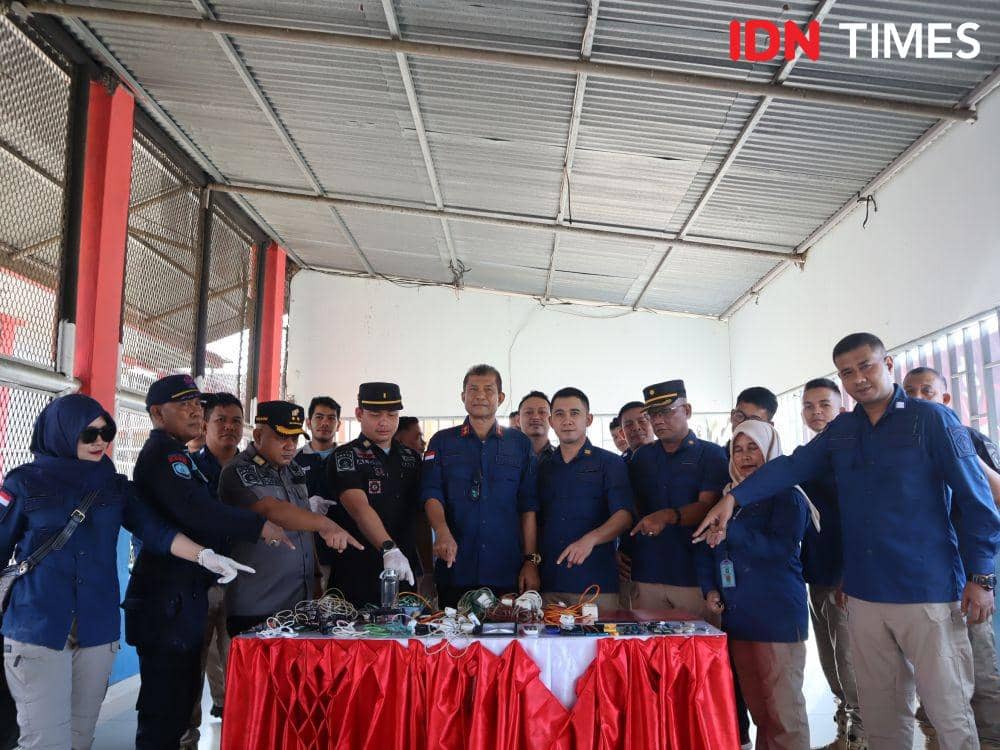 Barang hasil penggeledah kamar hunian warga binaan di Lapas Kelas II B Meulaboh. (Dokumentasi Lapas Kelas II B Meulaboh untuk IDN Times)