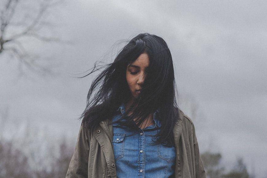 ilustrasi wanita menyesal (unsplash.com/chad madden)