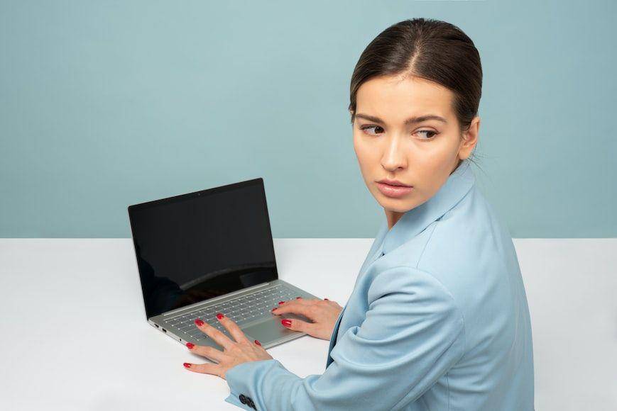 ilustrasi wanita terdistraksi (unsplash.com/icons8 team)