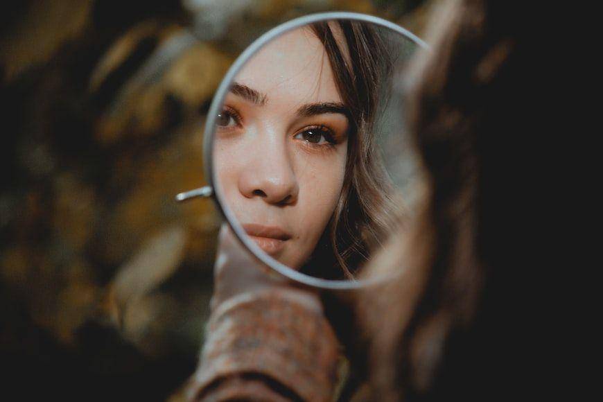 ilustrasi wanita melihat cermin (unsplash.com/Elisa photography)