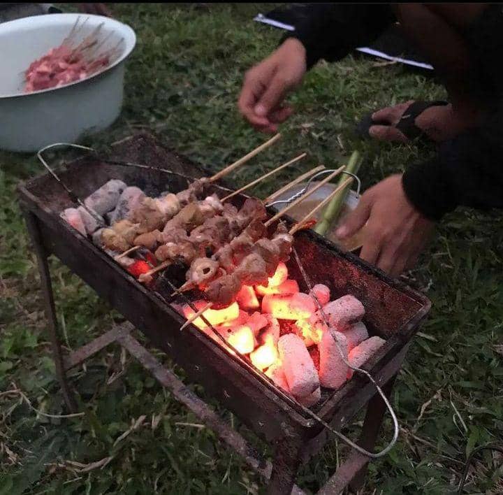 momen kocak orang bakar makanan (instagram.com/unconditionaldesign)