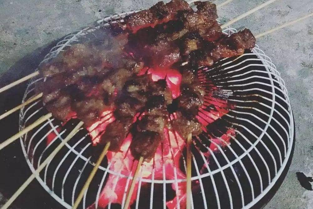 10 Momen Kocak Orang saat Bakar Makanan Ini Caranya Anti-Mainstream