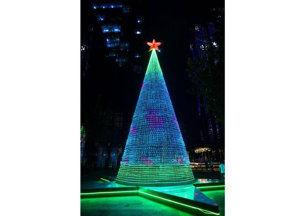 Instalasi Giant Christmas Tree di event Heineken Christmas Experience yang digelar di Ashta District 8, Jakarta. Rabu (21/12). (Dok. Heineken)