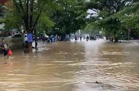 Tangkapan layar saat AKBP Maslahuddin melaporkan kondisi banjir di Maros. (Istimewa)
