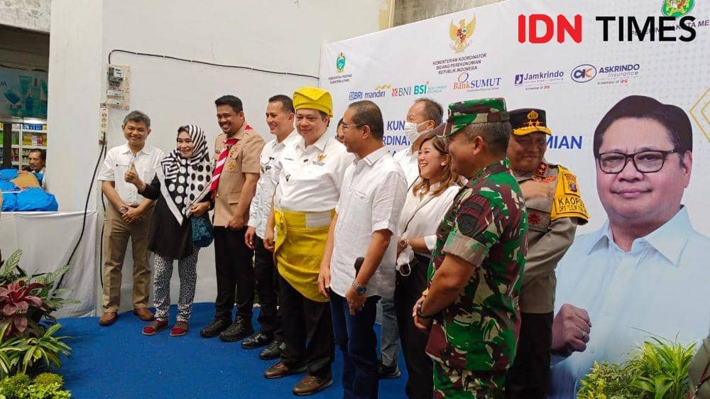 Menteri Koordinator Bidang Perekonomian RI, Airlangga Hartarto melakukan pengecekan harga pangan jelang Natal dan Tahun Baru 2023 di Pusat Pasar Kota Medan, Sabtu (24/12/2022) pagi. (IDN Times/Arifin Al Alamudi)