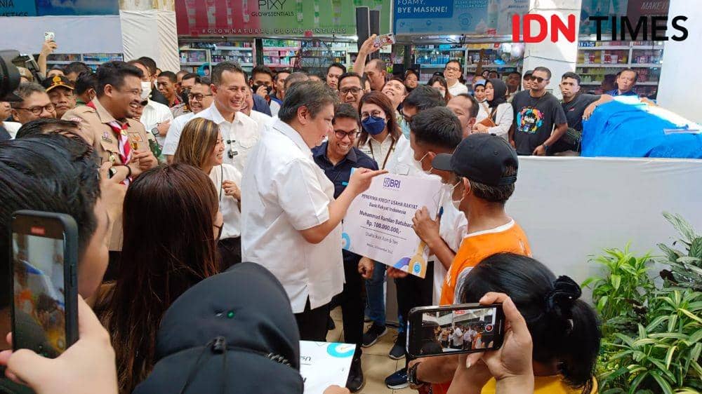 Menteri Koordinator Bidang Perekonomian RI, Airlangga Hartarto melakukan pengecekan harga pangan jelang Natal dan Tahun Baru 2023 di Pusat Pasar Kota Medan, Sabtu (24/12/2022) pagi. (IDN Times/Arifin Al Alamudi)