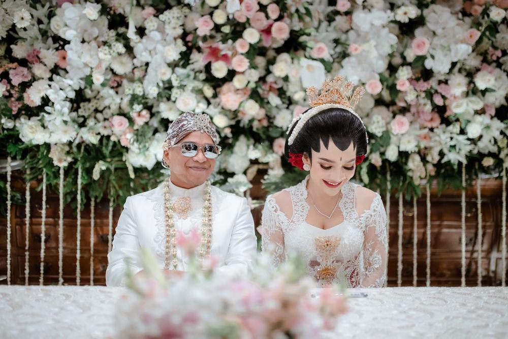 10 Potret Akad Nikah Wirang Birawa dan Umi Kalsum, Serba Putih
