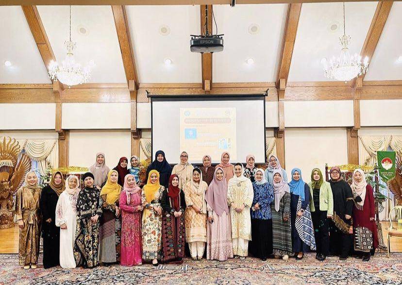 Oki Setiana Dewi ceramah di Amerika (instagram.com/okisetianadewi)