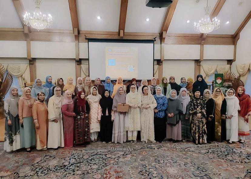 Oki Setiana Dewi ceramah di Amerika (instagram.com/okisetianadewi)