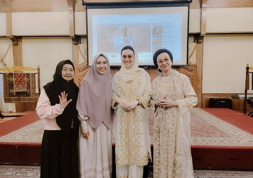 Oki Setiana Dewi ceramah di Amerika (instagram.com/okisetianadewi)
